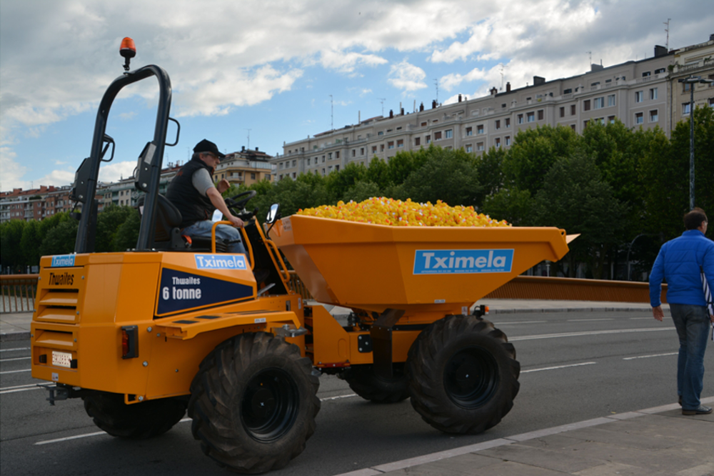 Dumper Tximela con patitos antes del lanzamiento al Urumea