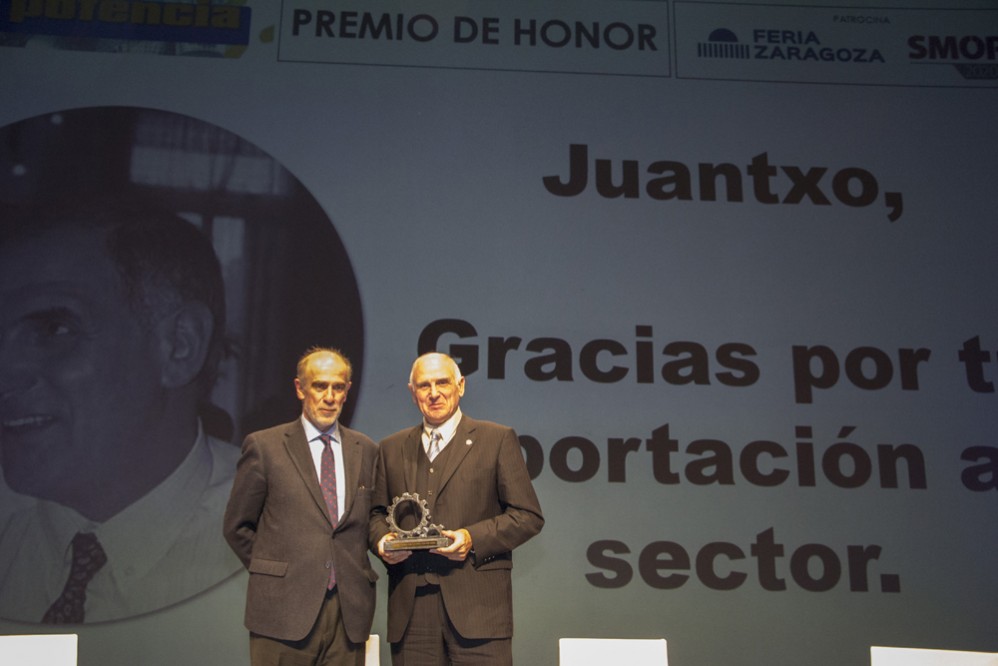 JUAN BAUTISTA UBARRETXENA RECIBIENDO EL PREMIO 